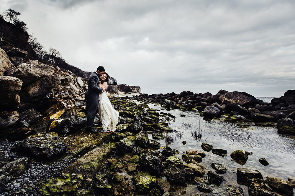 wedding portrait session in Stevns Klint, natural and beautiful photos by professional wedding photographer Natalia Cury 