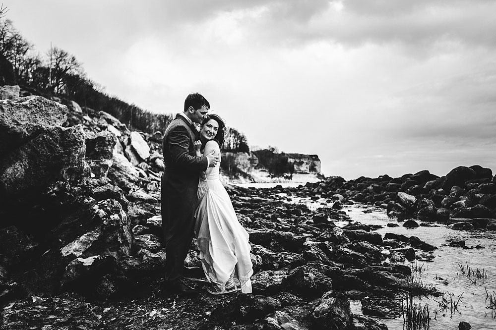 wedding portrait session in Stevns Klint, natural and beautiful photos by professional wedding photographer Natalia Cury 