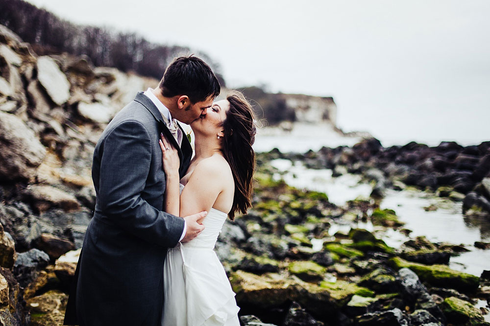 wedding portrait session in Stevns Klint, natural and beautiful photos by professional wedding photographer Natalia Cury 