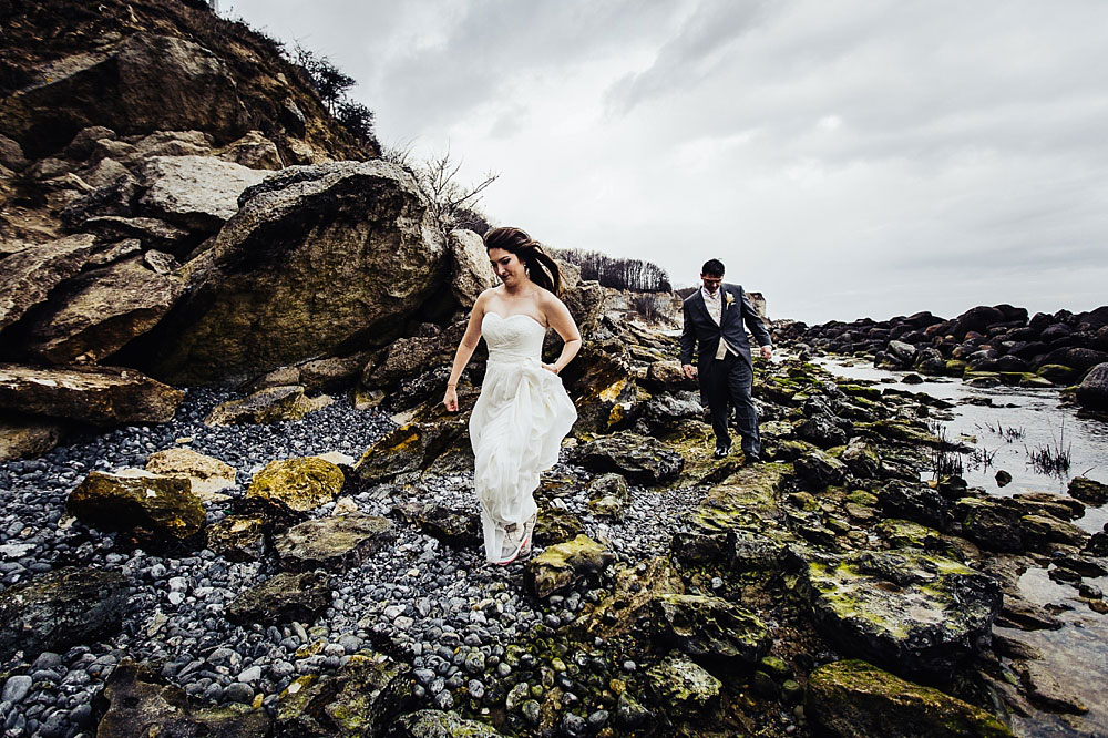 wedding portrait session in Stevns Klint, natural and beautiful photos by professional wedding photographer Natalia Cury 