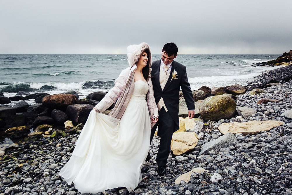 wedding portrait session in Stevns Klint, natural and beautiful photos by professional wedding photographer Natalia Cury 