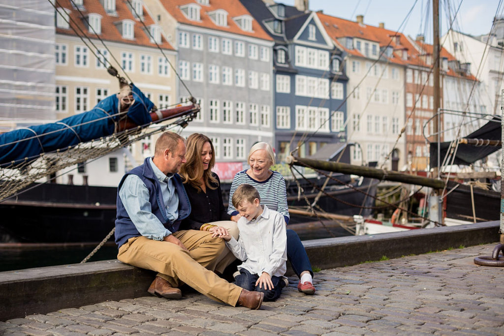 family photo shoot in Nyhavn, Copenhagen. Copenhagen Photographer Natalia Cury