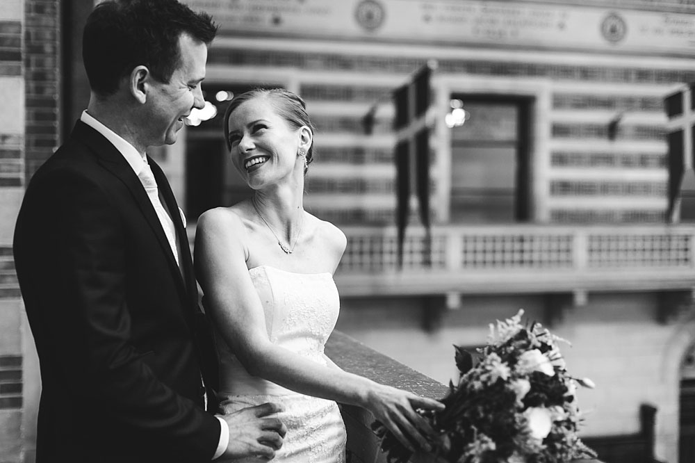 natural wedding photos at Copenhagen City Hall