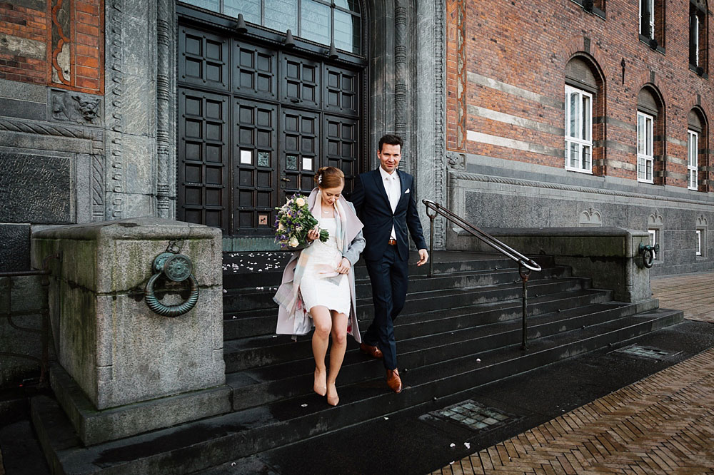 elopement at Copenhagen city Hall, photos by Natalia Cury Copenhagen wedding photographer