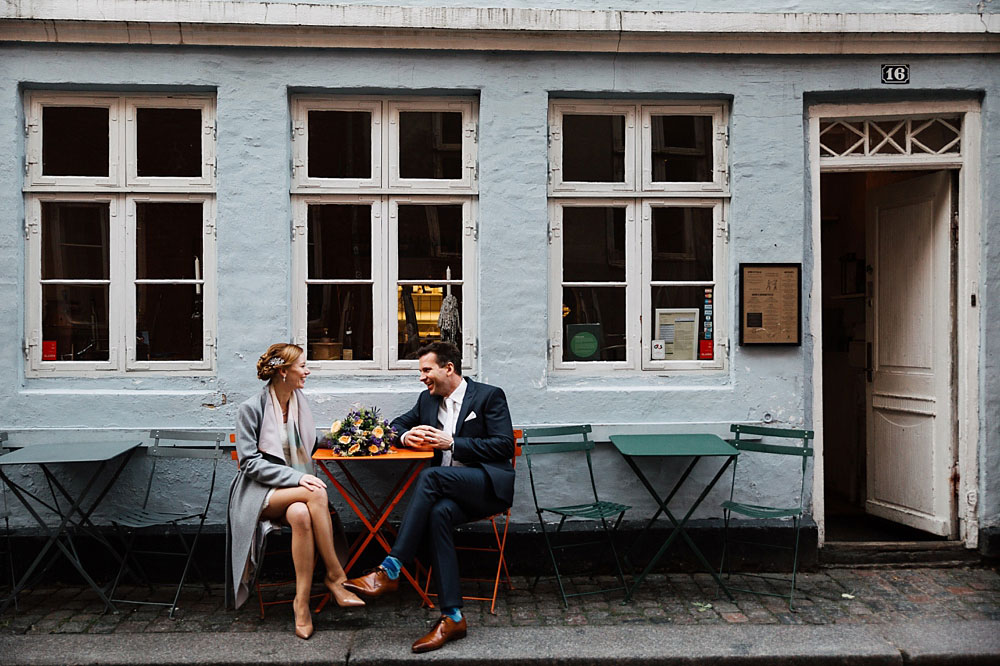 wedding photo session in the streets of Copenhagen, photos by Natalia Cury wedding photographer