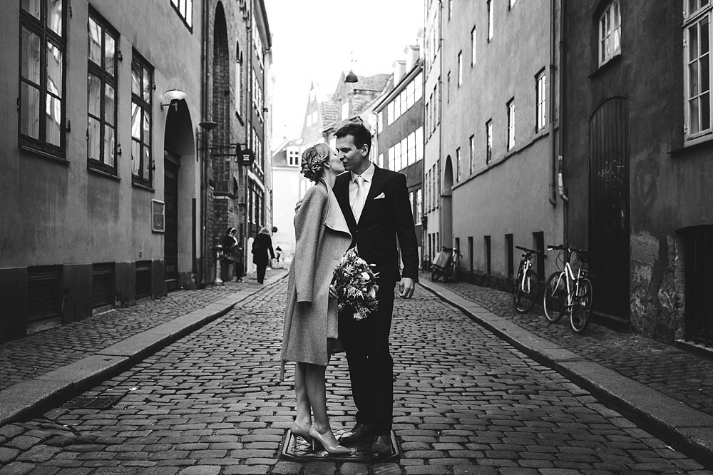 wedding photo session in the streets of Copenhagen, photos by Natalia Cury wedding photographer