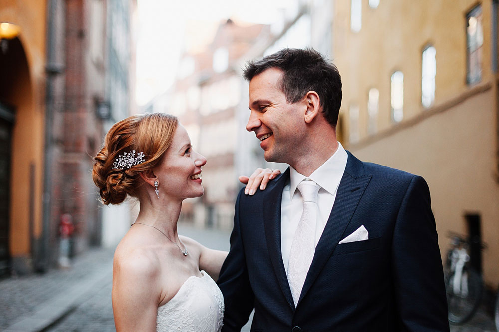 wedding photo session in the streets of Copenhagen, photos by Natalia Cury wedding photographer