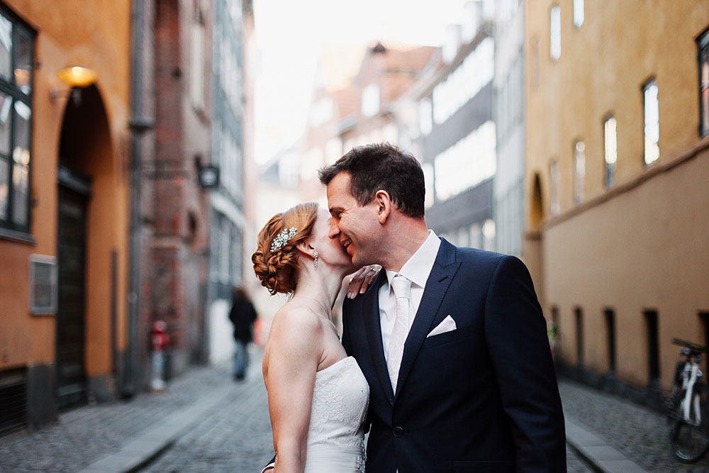 wedding photo session in the streets of Copenhagen, photos by Natalia Cury wedding photographer