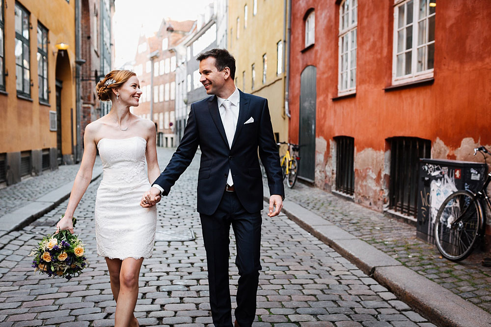 wedding photo session in the streets of Copenhagen, photos by Natalia Cury wedding photographer