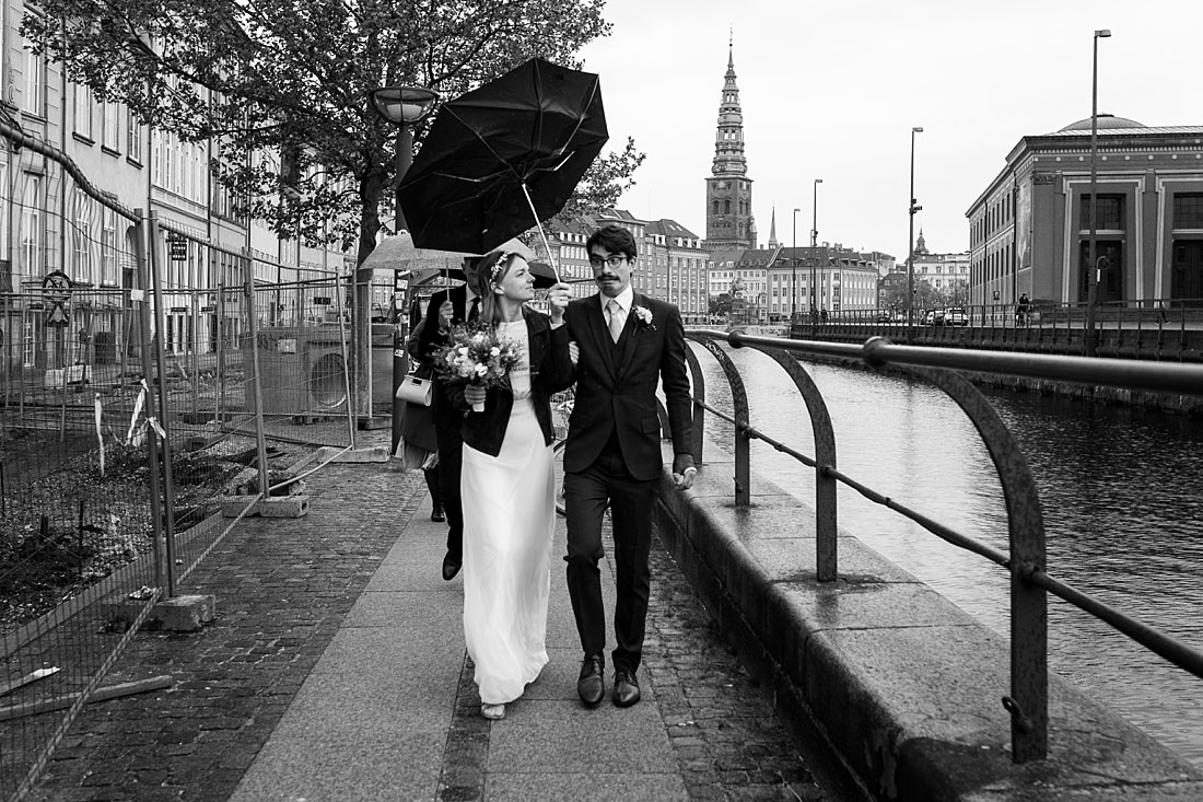 rainy wedding day in Copenhagen, elopement photographer Natalia Cury