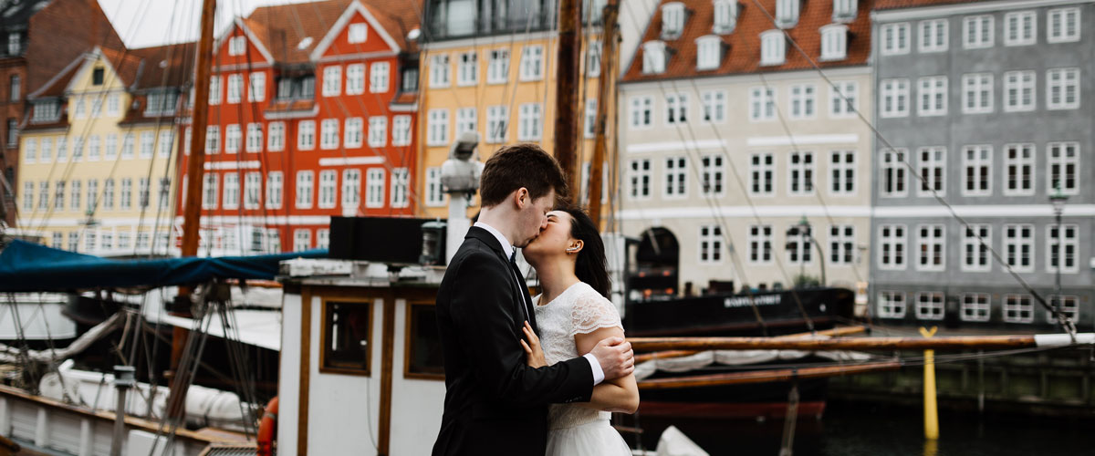 natural wedding photography in Copenhagen, wedding photo session in Nyhavn, Copenhagen