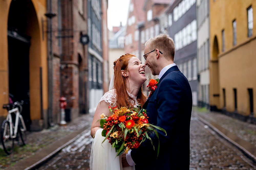 wedding photo shoot in Copenhagen, natural wedding photos by Natalia Cury wedding photographer