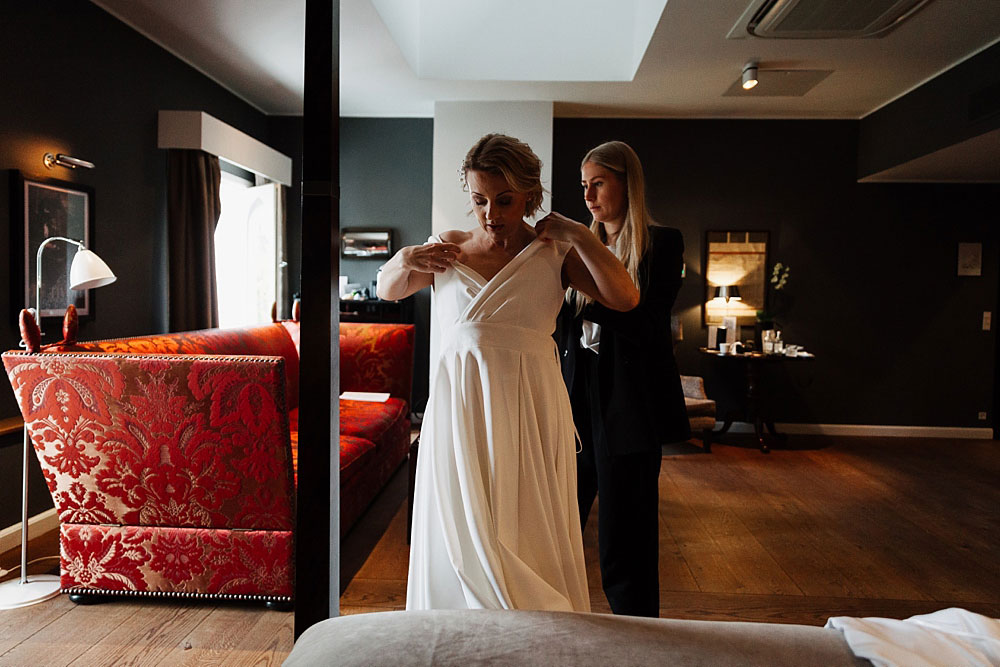 bride getting ready at Nimb Hotel in Copenhagen, photos by Natalia Cury Copenhagenwedding photographer