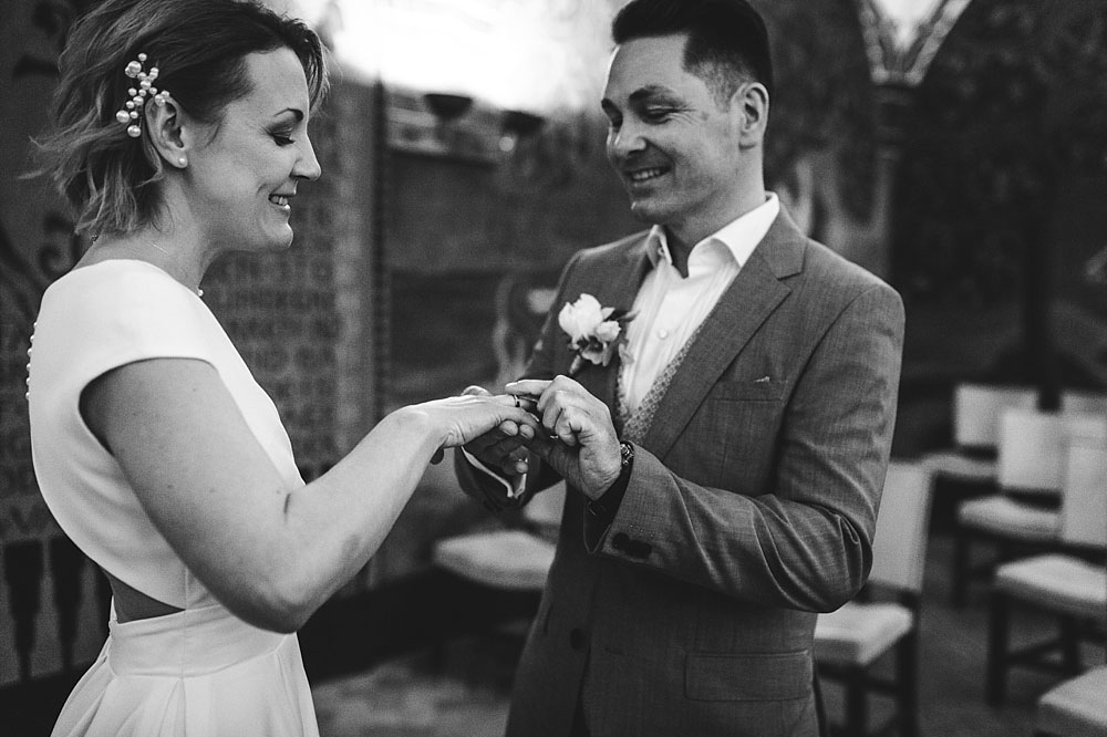 elopement at Copenhagen City Hall. photography by Natalia Cury wedding photographer