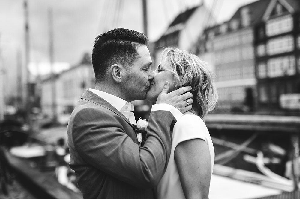 wedding photo session in Nyhavn in Copenhagen, photography by Natalia Cury Copenhagen wedding photographer
