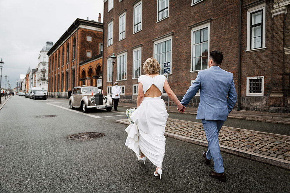wedding photo shoot in Nyhavn in Copenhagen, photography by Natalia Cury Copenhagen wedding photographer