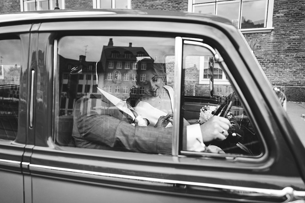 wedding photo shoot in Nyhavn in Copenhagen, photography by Natalia Cury Copenhagen wedding photographer