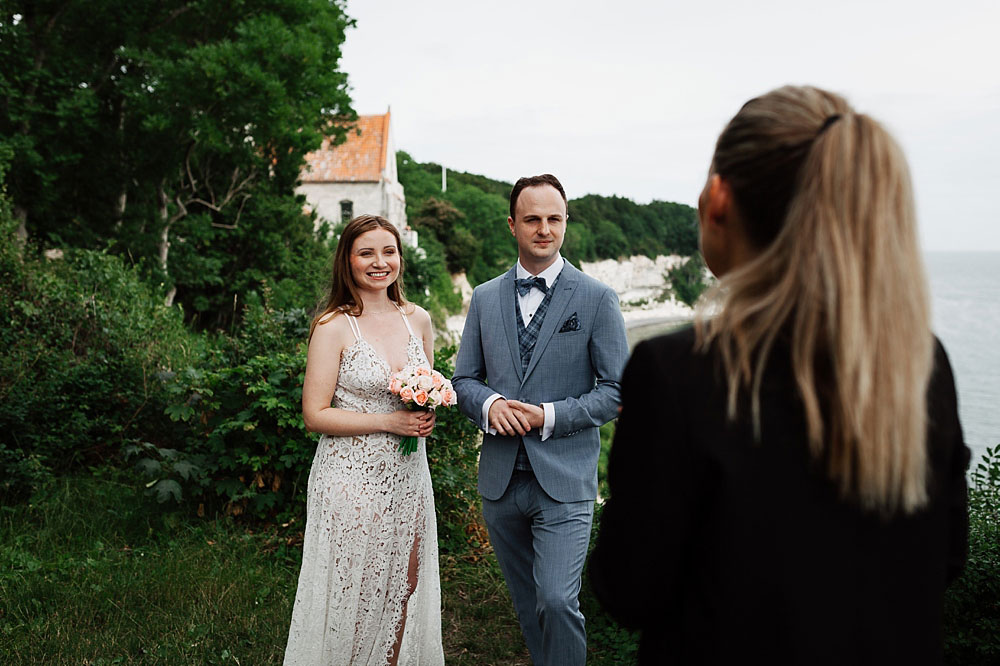 civil wedding at Højerup Old Church in Stevns Klint, wedding photographer Natalia Cury