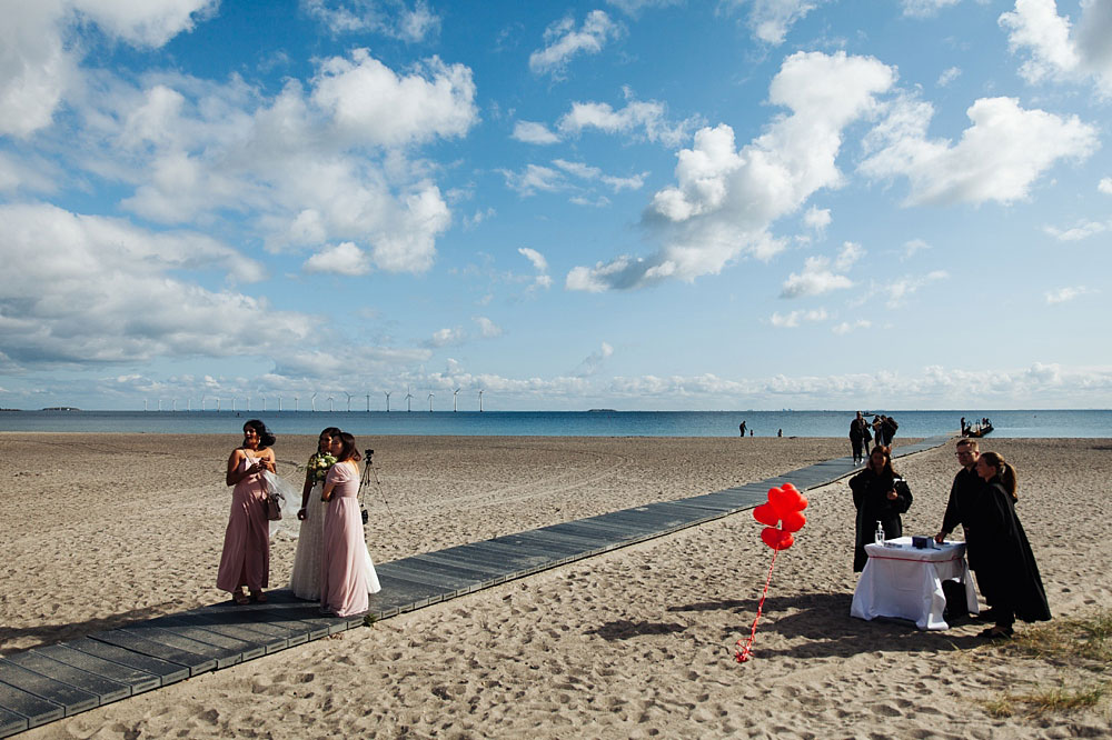 outdoor wedding on the beach at amager Strand in Copenhagen