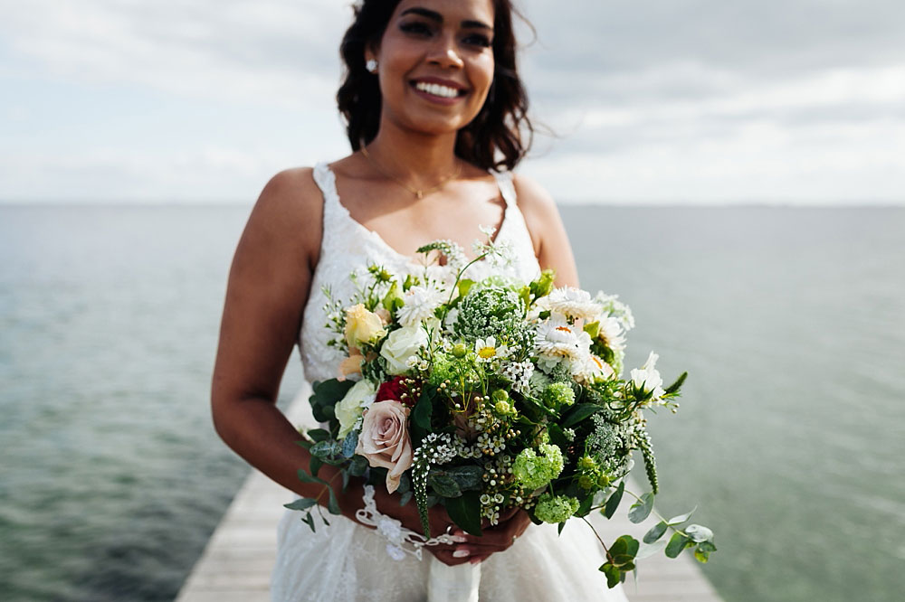bride holding a bouquet at the beach in Copenhagen