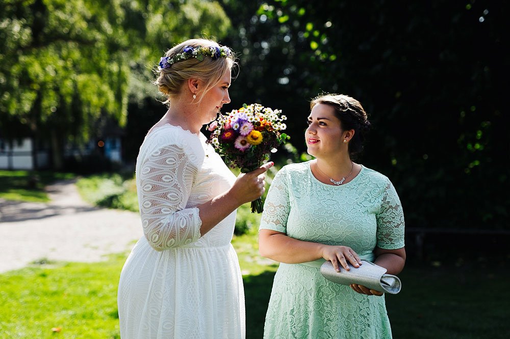 bride holding a bouquet in Stevns Klint