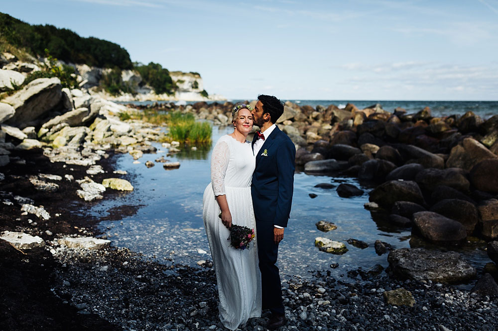 wedding photographer Stevns Klint, bride and groom kissing in Stevns Klint, Denmark