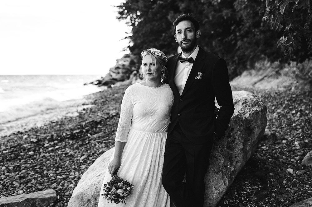 bride and groom, beautiful wedding photos in Stevns Klint, Denmark. Photos by Natalia Cury