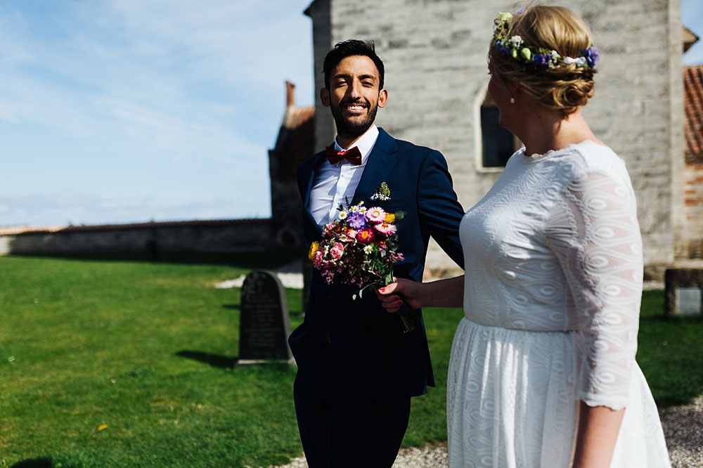 bride and groom in a wedding photo session in Stevns Klint. Natural wedding photography by Natalia Cury