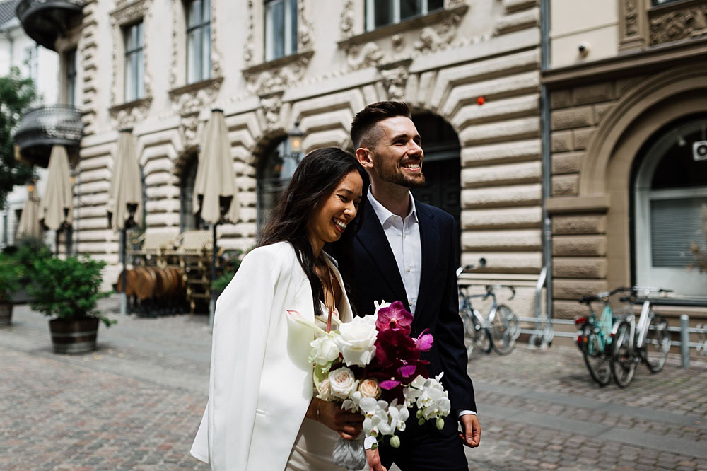 Copenhagen civil wedding at Amaliehaven. Photos by Natalia Cury wedding photographer