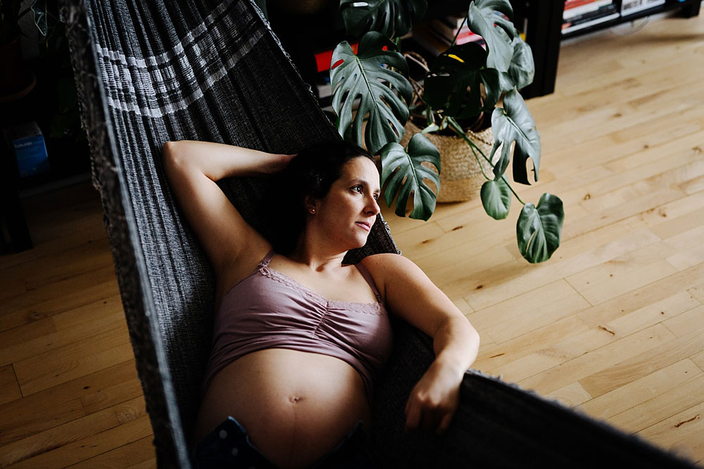 Maternity photo shoot in Copenhagen. Natural pregnancy pictures by Copenhagen maternity photographer Natalia Cury