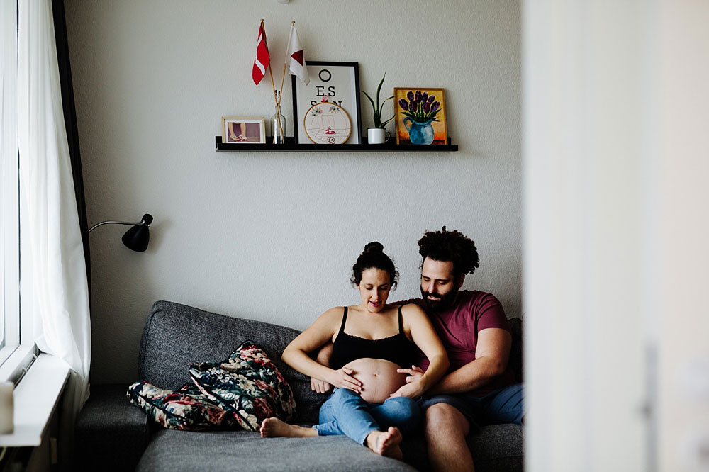 Lifestyle maternity photo session in Copenhagen, Denmark. Natural and beautiful maternity photography in Copenhagen.