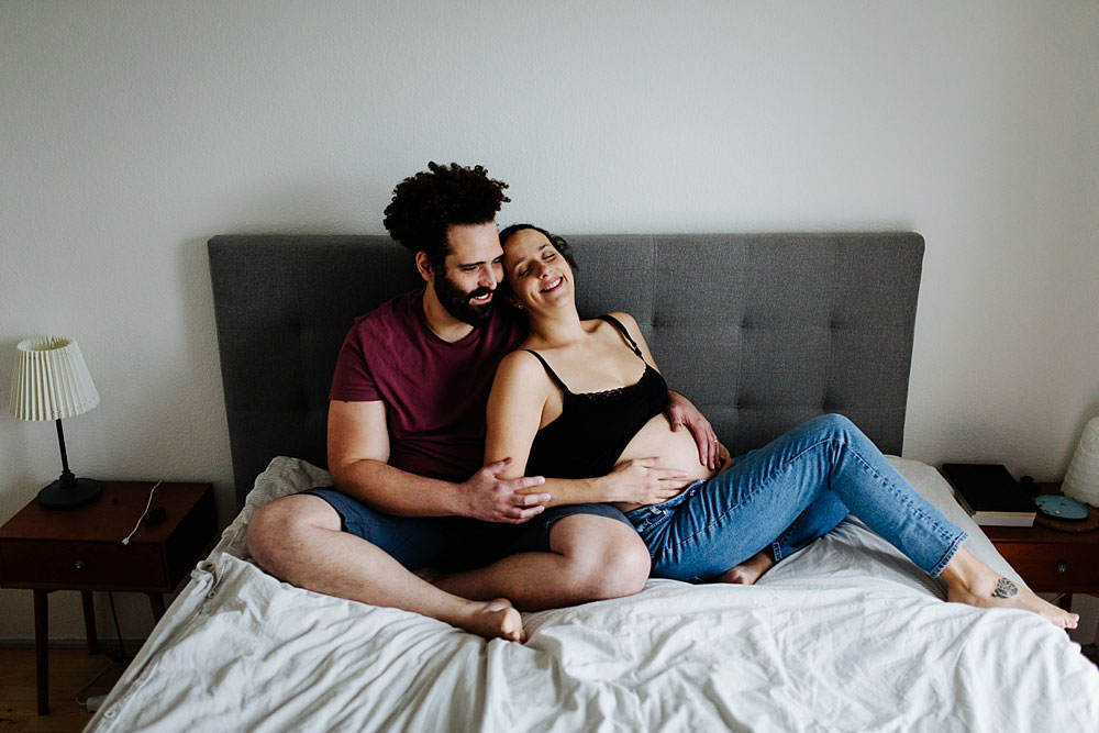 Maternity photos at home. Natural maternity photography in Copenhagen. Photos by Natalia Cury