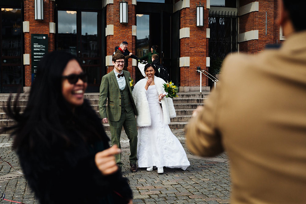 natural and beautiful wedding photos at Frederiksberg Town Hall, Denmark. Photos by Natalia Cury wedding photographer. 