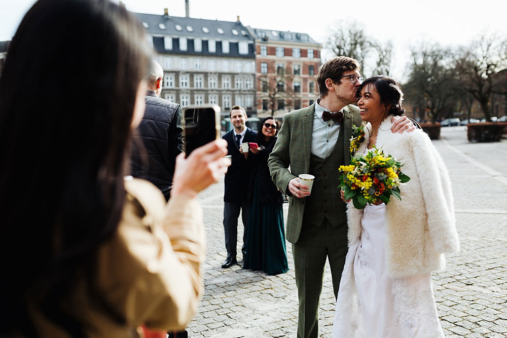 natural and beautiful wedding photos at Frederiksberg Town Hall, Denmark. Photos by Natalia Cury wedding photographer. 