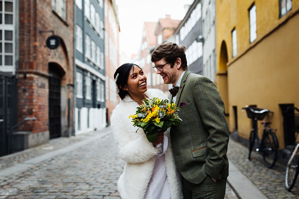 natural wedding photography in Copenhagen. Candid wedding photos by Copenhagen wedding photographer Natalia Cury