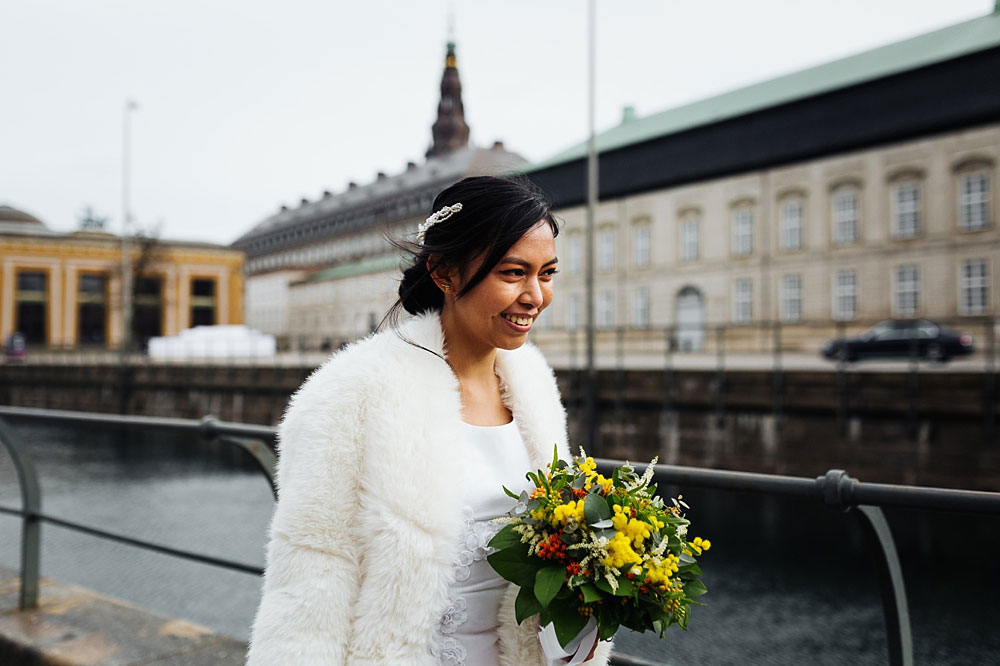 wedding photos in the beautiful city of Copenhagen. Natural looking wedding photography by Natalia Cury professional wedding photographer.