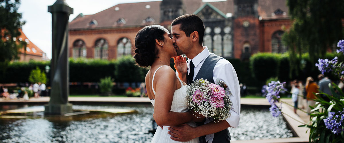 Civil wedding at Royal Library Garden in Copenhagen. Wedding photography by Natalia Cury wedding photographer