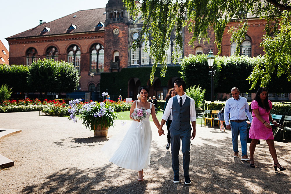 Natural wedding photography at the Royal Library Garden in Copenhagen. Photos by wedding photographer Natalia Cury