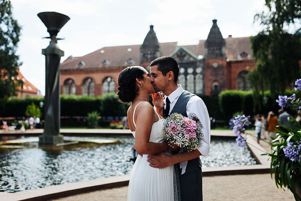 wedding at the Royal Library Garden in Copenhagen. Natural wedding photography by Natalia Cury Copenhagen photographer