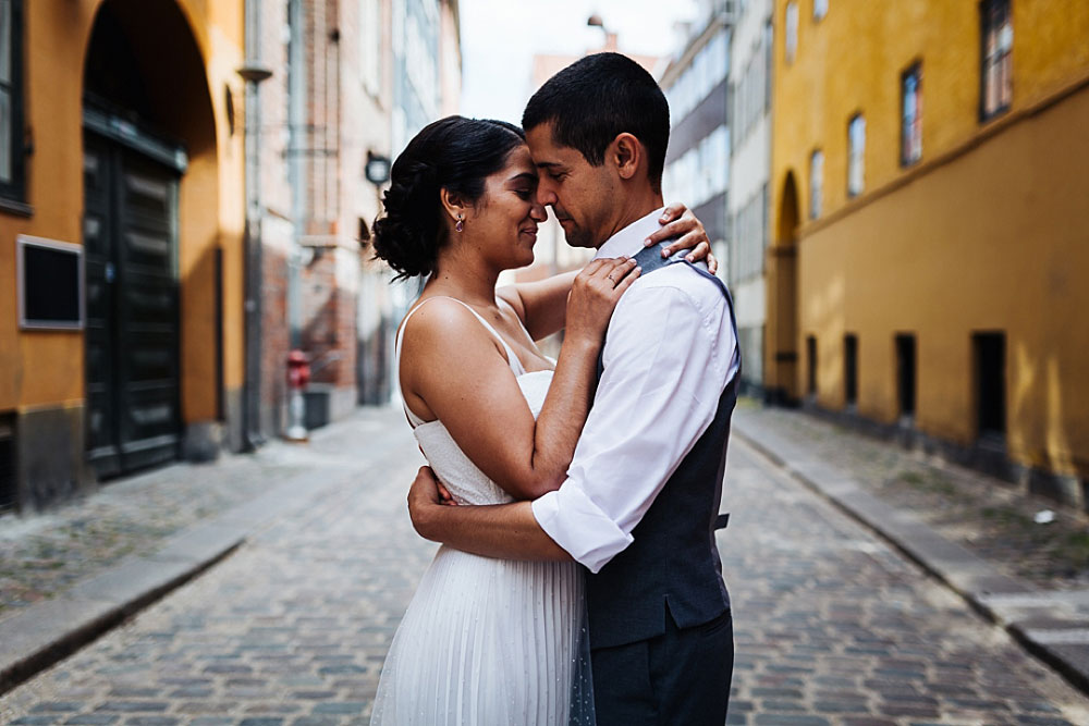 elopement in Copenhagen. Natural elopement photos by Natalia Cury wedding photographer
