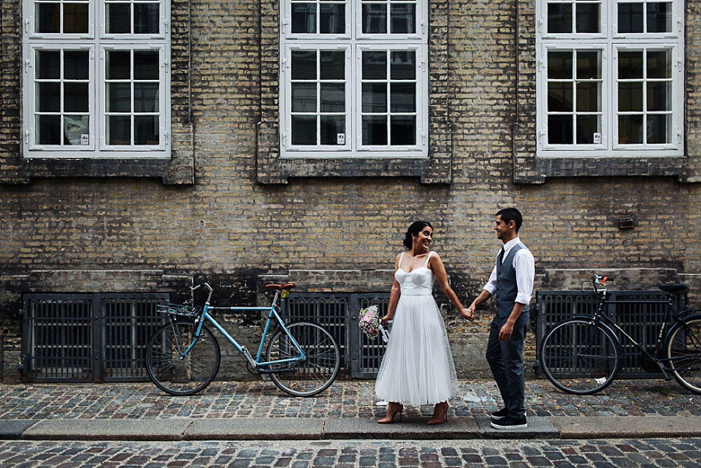 elopement in Copenhagen. Natural elopement photos by Natalia Cury wedding photographer