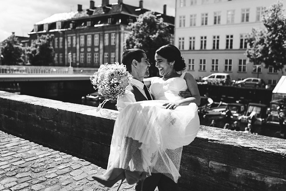 elopement in Copenhagen. Natural elopement photos by Natalia Cury wedding photographer