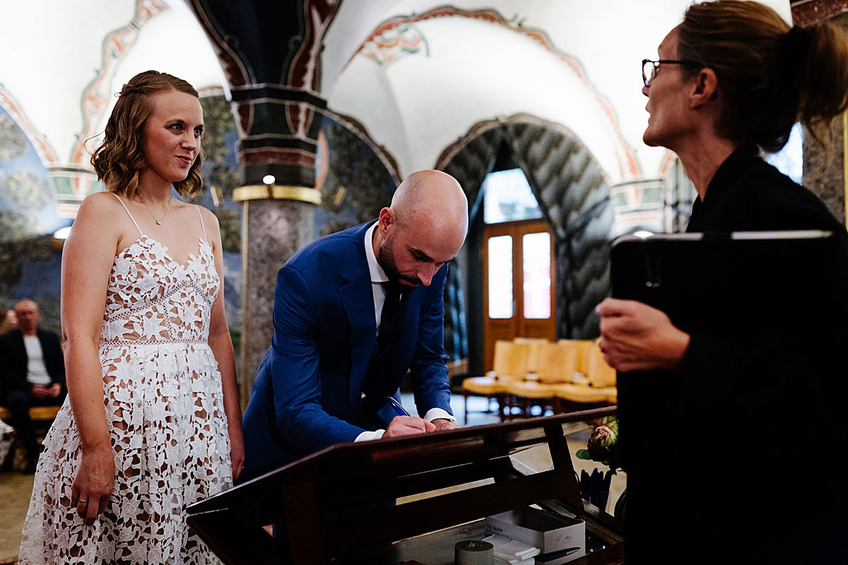 civil wedding at Copenhagen city hall. Copenhagen wedding photographer Natalia Cury