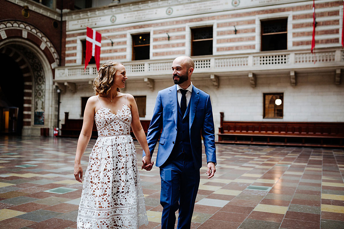 bride and groom at Copenhagen City Hall. Natural wedding photos by Natalia Cury photographer