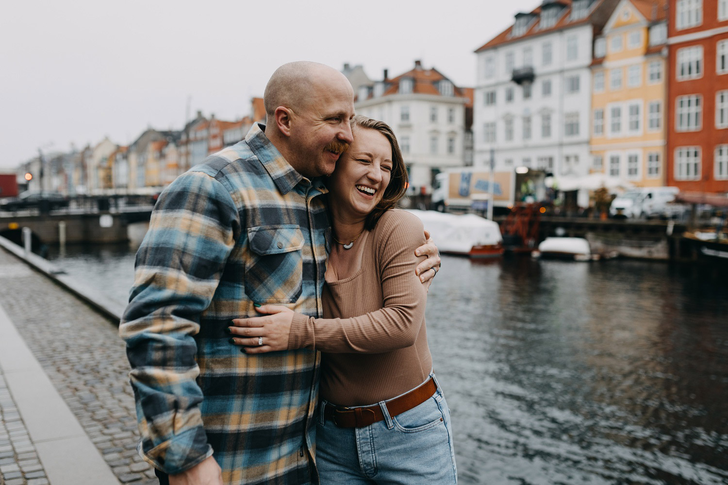 Beautiful and natural honeymoon photos in Nyhavn, Copenhagen. 