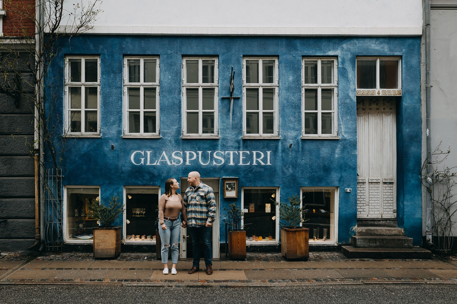 couple posing in front of colourful facades of Copenhagen's buildings
