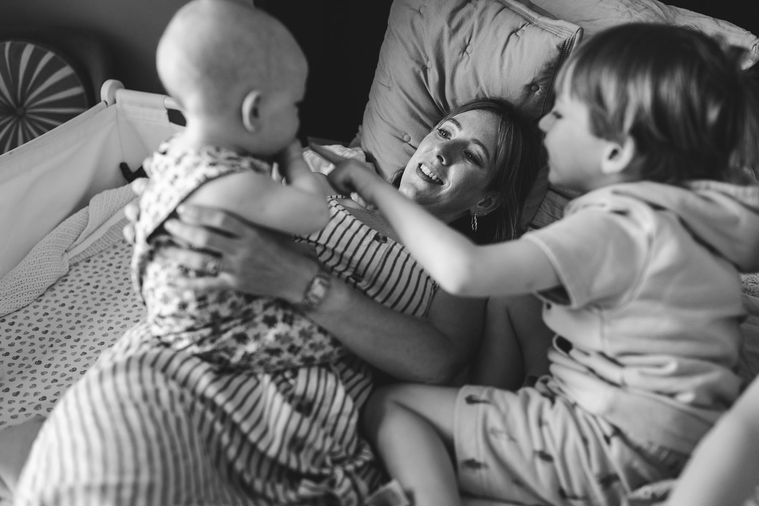 Copenhagen family photographer captures siblings playing at home