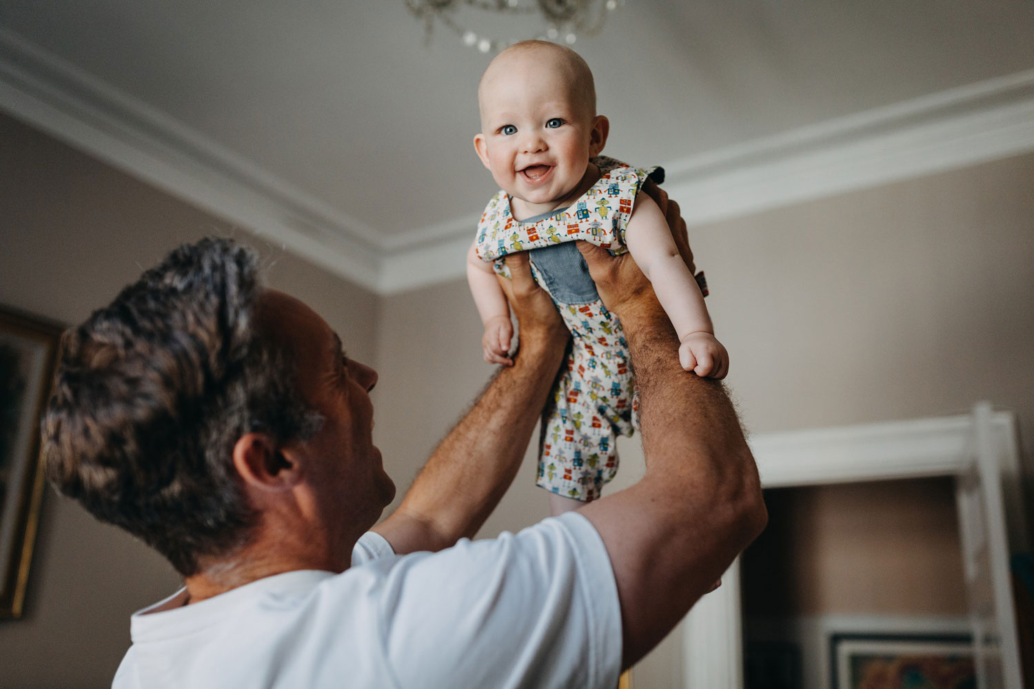 Copenhagen family photographer captures joyful moments at home