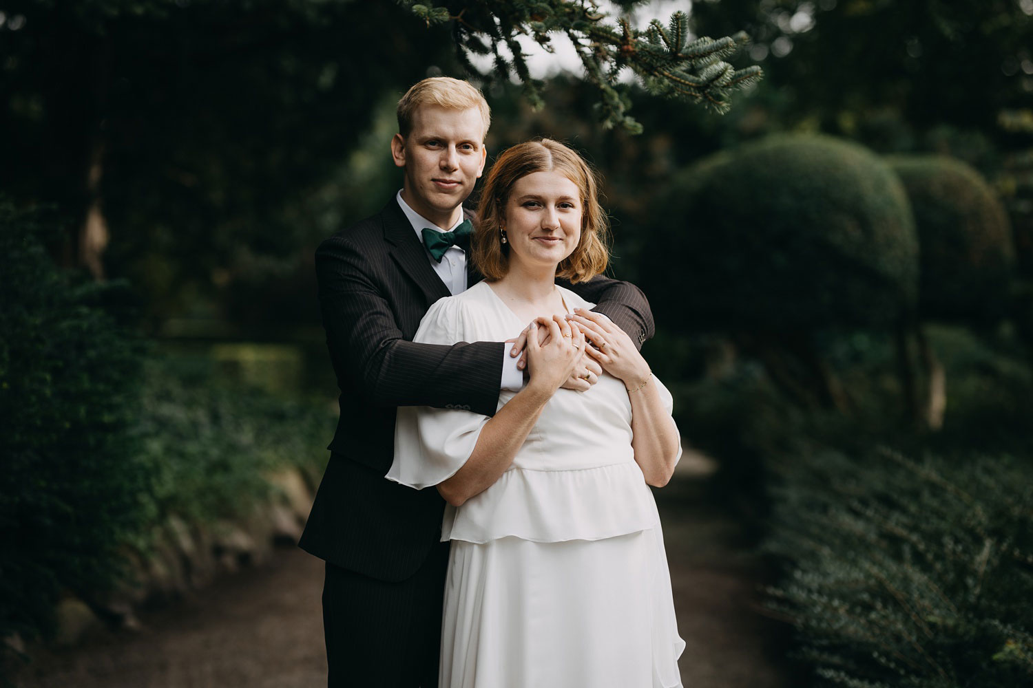 Romantic wedding photo of a couple in Frederiksberg Have, with the park's beauty as their backdrop