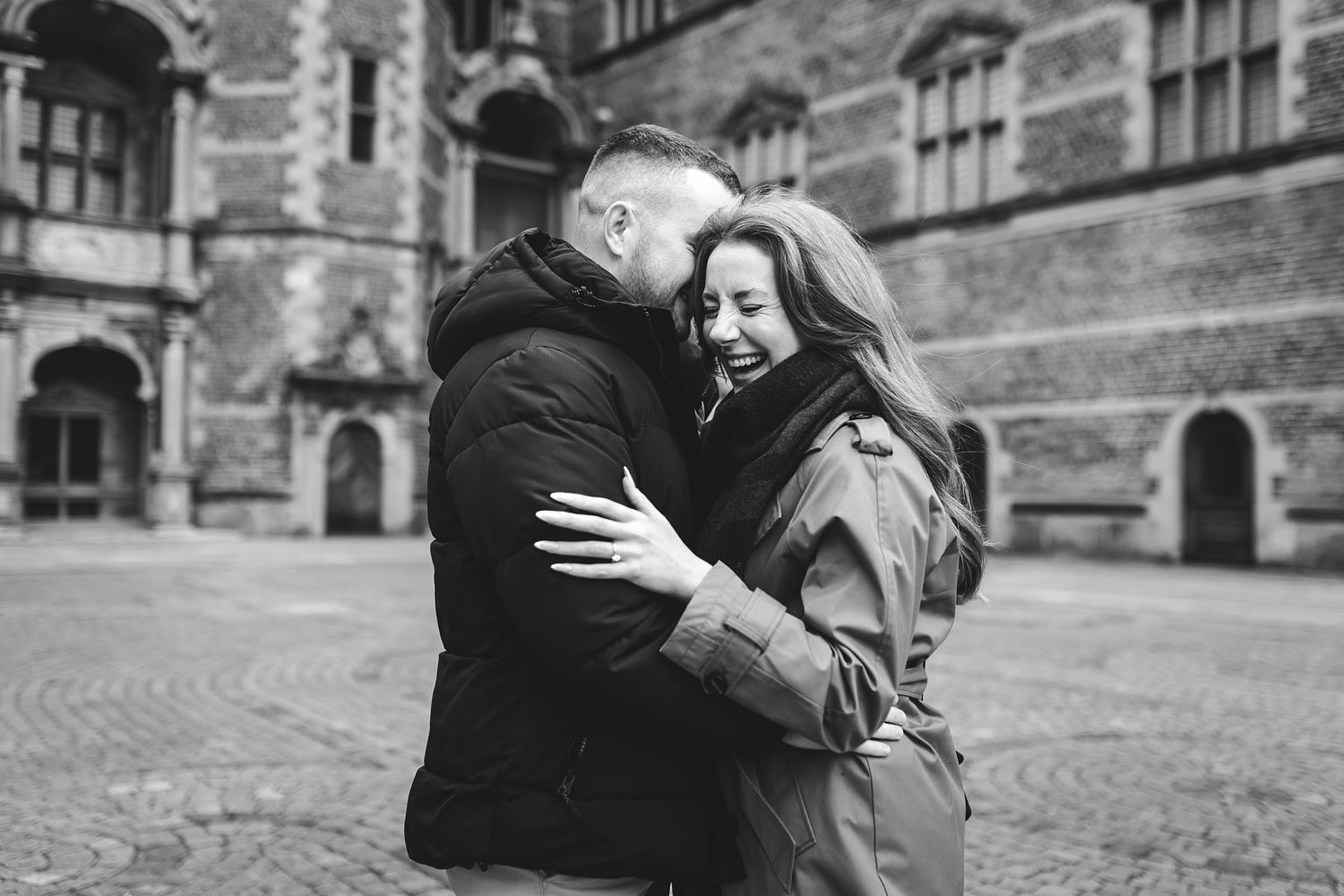 Couple embraces in front of Hillerød's historic castle